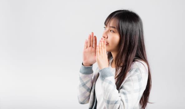 Happy woman hand on mouth talking whisper secret rumor, Asian beautiful young female excited tell gossip, studio shot isolated on white background with copy space