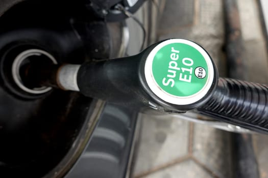 Benzin-Zapfhahn an einer Tankstelle