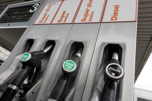 Benzin-Zapfhahn an einer Tankstelle