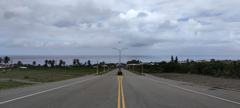 The most beautiful station exit at Taimali Station, there is a long street to sea level.