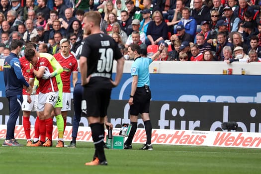 With a pain-distorted face,Noah Weißhaupt (Freiburg) stands on the sidelines and will be replaced with a shoulder joint explosion in the game of the 1st FBL: 21-22: 31st Sptg. SC Freiburg vs Borussia Mönchengladbach... DFL REGULATIONS PROHIBIT ANY USE OF PHOTOGRAPHS AS IMAGE SEQUENCES AND/OR QUASI-VIDEONann.. Photo: Joachim Hahne/johapress