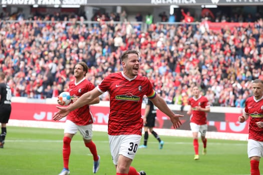 Christian Günter (Freiburg) celebrates his goal for the 2:2 equalizer in the game of the 1st FBL: 21-22: 31st Sptg. SC Freiburg vs Borussia Mönchengladbach... DFL REGULATIONS PROHIBIT ANY USE OF PHOTOGRAPHS AS IMAGE SEQUENCES AND/OR QUASI-VIDEONann.. Photo: Joachim Hahne/johapress