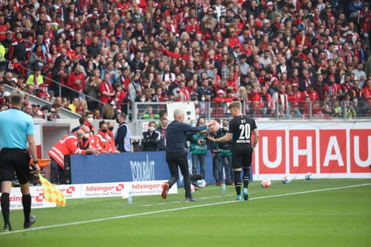 With coach Christian Streich (Freiburg) it has to go fast when throwing in,he hands Luca Netz (Borussia Mönchengladbach) the match ball in the match of the 1st FBL: 21-22: 31st Sptg. SC Freiburg vs Borussia Mönchengladbach... DFL REGULATIONS PROHIBIT ANY USE OF PHOTOGRAPHS AS IMAGE SEQUENCES AND/OR QUASI-VIDEONann.. Photo: Joachim Hahne/johapress