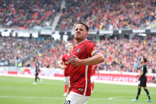 Goal scorer Christian Günter (Freiburg) celebrates his goal for the 2:2 equalizer in the game of the 1st FBL: 21-22: 31st Sptg. SC Freiburg vs Borussia Mönchengladbach... DFL REGULATIONS PROHIBIT ANY USE OF PHOTOGRAPHS AS IMAGE SEQUENCES AND/OR QUASI-VIDEONann.. Photo: Joachim Hahne/johapress