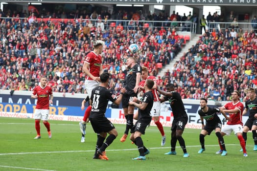 Philipp Lienhart (Freiburg) swings the ball into the net for a 3-2 lead,five Gladbach players are the godfather in the game of the 1st FBL: 21-22: 31st Sptg. SC Freiburg vs Borussia Mönchengladbach... DFL REGULATIONS PROHIBIT ANY USE OF PHOTOGRAPHS AS IMAGE SEQUENCES AND/OR QUASI-VIDEONann.. Photo: Joachim Hahne/johapress