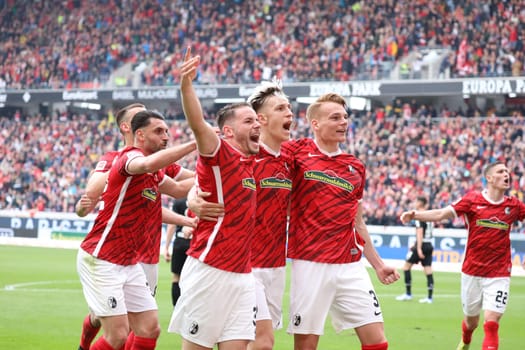 The Freiburg players also had every reason to cheer in the 3:3 against Gladbach,here after the 3:2 by Philipp Lienhart (Freiburg) in the game of the 1st FBL: 21-22: 31st Sptg. SC Freiburg vs Borussia Mönchengladbach... DFL REGULATIONS PROHIBIT ANY USE OF PHOTOGRAPHS AS IMAGE SEQUENCES AND/OR QUASI-VIDEONann.. Photo: Joachim Hahne/johapress