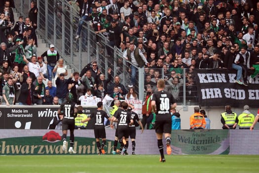 The substitute Lars Stindl (Borussia Mönchengladbach) celebrates the 3:3 equalizer in injury time in front of the Gladbach fan curve in the game of the 1st FBL: 21-22: 31. Sptg. SC Freiburg vs Borussia Mönchengladbach... DFL REGULATIONS PROHIBIT ANY USE OF PHOTOGRAPHS AS IMAGE SEQUENCES AND/OR QUASI-VIDEONann.. Photo: Joachim Hahne/johapress