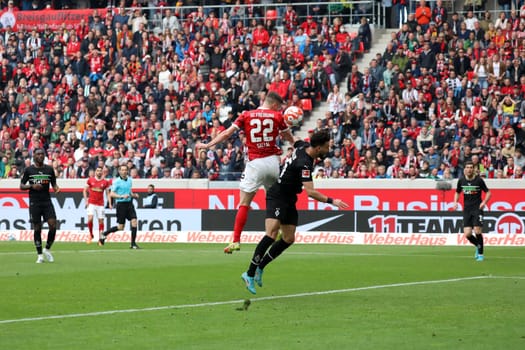 With this header,Roland Sallai (Freiburg) misses the winning goal in the duel with Ramy Bensebaini (Borussia Mönchengladbach) in the match of the 1st FBL: 21-22: 31st Sptg. SC Freiburg vs Borussia Mönchengladbach... DFL REGULATIONS PROHIBIT ANY USE OF PHOTOGRAPHS AS IMAGE SEQUENCES AND/OR QUASI-VIDEONann.. Photo: Joachim Hahne/johapress