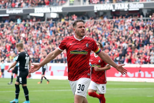 Christian Günter (Freiburg) leads the way,he also scores for the 2:2 equalizer in the game of the 1st FBL: 21-22: 31st Sptg. SC Freiburg vs Borussia Mönchengladbach... DFL REGULATIONS PROHIBIT ANY USE OF PHOTOGRAPHS AS IMAGE SEQUENCES AND/OR QUASI-VIDEONann.. Photo: Joachim Hahne/johapress