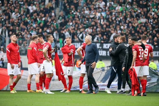 Coach Christian Streich (Freiburg) and his disappointed players after Gladbach's late 3-3 equaliser in the game of the 1st FBL: 21-22: 31st coll. SC Freiburg vs Borussia Mönchengladbach... DFL REGULATIONS PROHIBIT ANY USE OF PHOTOGRAPHS AS IMAGE SEQUENCES AND/OR QUASI-VIDEONann.. Photo: Joachim Hahne/johapress
