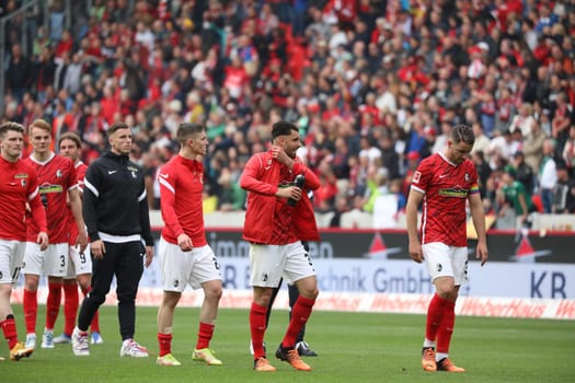 With his head hanging,the disappointed captain Christian Günter (Freiburg) leads his colleagues into the Freiburg fan curve after the game of the 1st FBL: 21-22: 31st Sptg. SC Freiburg vs Borussia Mönchengladbach... DFL REGULATIONS PROHIBIT ANY USE OF PHOTOGRAPHS AS IMAGE SEQUENCES AND/OR QUASI-VIDEONann.. Photo: Joachim Hahne/johapress