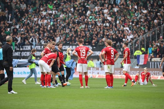 Disappointed Freiburg players after Gladbach's late 3-3 equaliser in the game of the 1st FBL: 21-22: 31st Sptg. SC Freiburg vs Borussia Mönchengladbach... DFL REGULATIONS PROHIBIT ANY USE OF PHOTOGRAPHS AS IMAGE SEQUENCES AND/OR QUASI-VIDEONann.. Photo: Joachim Hahne/johapress