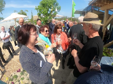 On a glass of Baden wine,the rural women in Neuchâtel with First Lady Gerlinde Kretschmann (second from left) on a tour of the State Garden Show. In Neuenburg am Rhein (district of Breisgau-Hochschwarzwald),the State Horticultural Show 2022 was opened on Friday,22 April 2022. Theme picture - State Garden Show 2022 Neuchâtel a. Rhein.