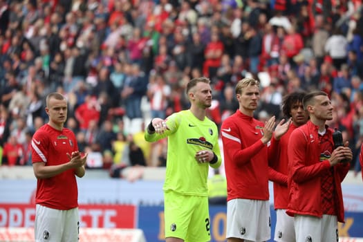 The disappointment is written on the faces of the Freiburg players around goalkeeper Mark Flekken (SC Freiburg) after the late Gladbach equalizer to 3:3 after the final whistle in the game of the 1. FBL: 21-22: 31. DFL REGULATIONS PROHIBIT ANY USE OF PHOTOGRAPHS AS IMAGE SEQUENCES AND/OR QUASI-VIDEONann.. Photo: Joachim Hahne/johapress