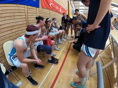 Assistant coach Victor Herbosa (USC Eisvögel Freiburg) repeatedly prepares his team for the opponent at the game of the 1.BBL Ladies 2021/2022 - Eisvoegel USC Freiburg - Rheinland Lions. .. Photo: Joachim Hahne/johapress