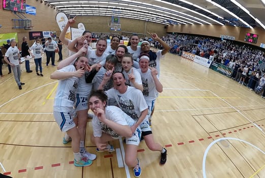 Out of bounds,the kingfisher women after winning the German champion title in the 1.BBL Women 2021/2022 - Eisvoegel USC Freiburg - Rheinland Lions. .. Photo: Joachim Hahne/johapress