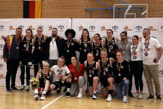 Decorated with silver: The Rheinland Lions had to make do with the vice championship for the DM title after the clear defeat in Freiburg - 1.BBL Women 2021/2022 - Eisvoegel USC Freiburg - Rheinland Lions. .. Photo: Joachim Hahne/johapress