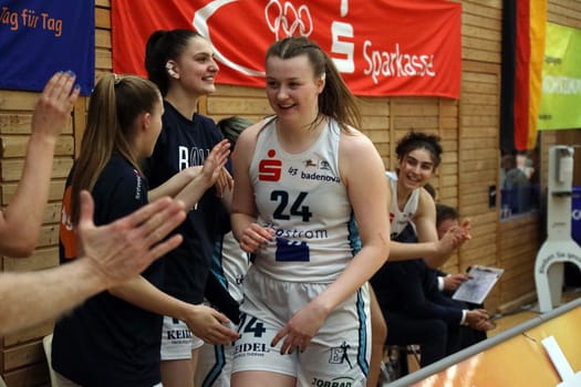 Accurate: Lina Sontag (USC Eisvögel Freiburg) spreads with her goals good mood in the team at the game of the 1.BBL Women 2021/2022 - Eisvoegel USC Freiburg - Rheinland Lions. .. Photo: Joachim Hahne/johapress