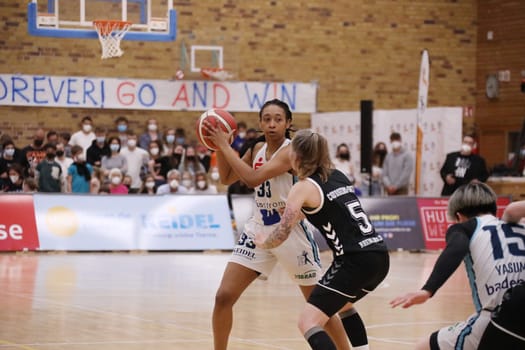 Game scene with Christa Reed (USC Eisvögel Freiburg) vs Joyce Cousseins-Smith (Rheinland Lions) in the game of the 1.BBL Women 2021/2022 - Kingfisher USC Freiburg - Rheinland Lions. .. Photo: Joachim Hahne/johapress