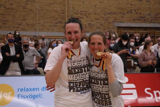 Easy to bite into: v.li. Mirna Paunovic (USC Eisvögel Freiburg) after the game of the 1.BBL Women 2021/2022 - Eisvoegel USC Freiburg - Rheinland Lions. .. Photo: Joachim Hahne/johapress