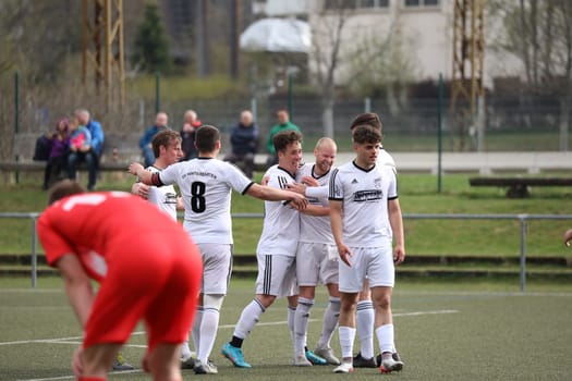 Picture with symbolic character: The HSV players celebrate,the Öfinger player is disappointed godfather after the 3:0 by Manuel Birkle (SV Hinterzarten),... Fußball-KL A Schwarzwald - 21. Sptg. Saison 21-22 - SV Hinterzarten vs SV Öfingen