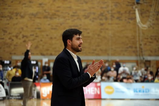 Co-coach Victor Herbosa (USC Eisvögel Freiburg) at the game of the 1.BBL Women 2021/2022 - Eisvoegel USC Freiburg - Rheinland Lions. .. Photo: Joachim Hahne/johapress