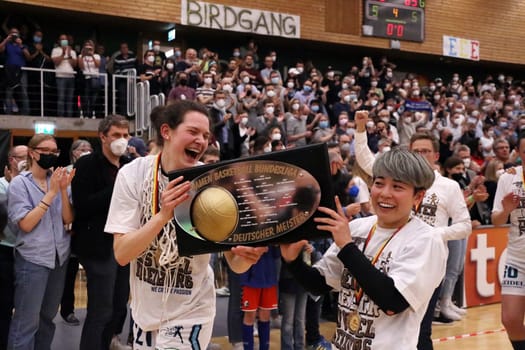 Obviously had fun at the lap of honor with the master board,v.li. Emilly Kapitza (USC Eisvögel Freiburg) and Shiori Yasuma (USC Eisvögel Freiburg) after the game of the .1.BBL Women 2021/2022 - Eisvoegel USC Freiburg - Rheinland Lions. .. Photo: Joachim Hahne/johapress