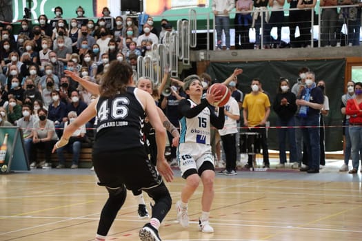 Strong game and goal-scoring: Shiori Yasuma (USC Eisvögel Freiburg) at the match of the 1.BBL Women 2021/2022 - Eisvoegel USC Freiburg - Rheinland Lions. .. Photo: Joachim Hahne/johapress