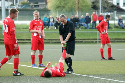He was not only a good referee Arno Gutmann (Münstertal),but he also pushed a cramp out of the calf of Moritz-Johannes Bausch from Öfingen towards the end of the game at the game of the football KL A Schwarzwald - 21. Sptg. Saison 21-22 - SV Hinterzarten vs SV Öfingen