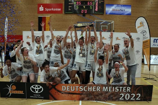 Basketball can be so beautiful: The women's team of the kingfishers of USC Freiburg celebrate winning the first German championship after the game of the 1.BBL Women 2021/2022 - Eisvoegel USC Freiburg - Rheinland Lions. .. Photo: Joachim Hahne/johapress