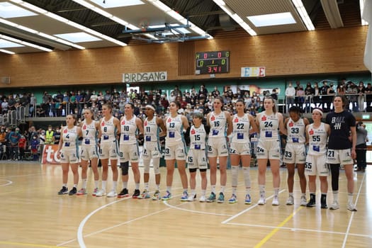 The women's team of the Eisvögel Freiburg before the kick-off of the match for the 1.BBL Women 2021/2022 - Eisvoegel USC Freiburg - Rheinland Lions. .. Photo: Joachim Hahne/johapress