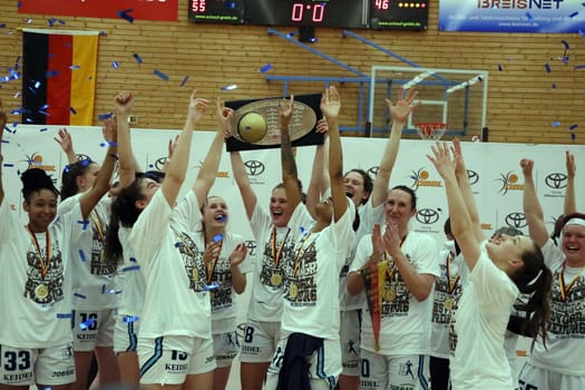 Hands up: The players of the Eisvögel USC Freiburg celebrate the first German championship title for the club after the game of the 1.BBL Women 2021/2022 - Eisvoegel USC Freiburg - Rheinland Lions. .. Photo: Joachim Hahne/johapress