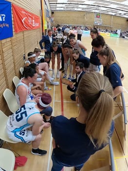 Break meeting with assistant coach Victor Herbosa (USC Eisvögel Freiburg) at the match of the 1.BBL Ladies 2021/2022 - Eisvoegel USC Freiburg - Rheinland Lions. .. Photo: Joachim Hahne/johapress