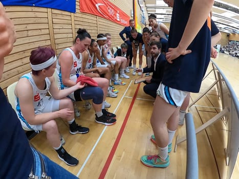 Co-coach Victor Herbosa (USC Eisvögel Freiburg) had set up the players of the kingfishers excellently at the game of the 1.BBL Women 2021/2022 - Eisvoegel USC Freiburg - Rheinland Lions. .. Photo: Joachim Hahne/johapress
