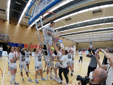 The net is gone,the basketball hoop is just a ring. Emilly Kapitza (USC Eisvögel Freiburg) climbs off the ladder again with the help of her colleagues. 1.BBL Women 2021/2022 - Kingfisher USC Freiburg - Rheinland Lions. .. Photo: Joachim Hahne/johapress
