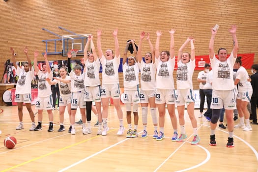 The jubilation of the basketball ladies of the kingfishers USC freiburg knows no bounds after winning the title - 1.BBL Women 2021/2022 - Eisvoegel USC Freiburg - Rheinland Lions. .. Photo: Joachim Hahne/johapress