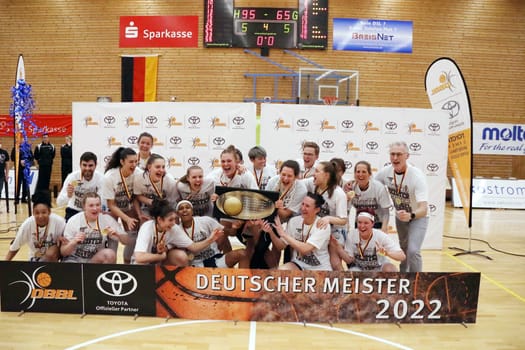 The Kingfishers USC Freiburg greet as German basketball champions after the game of the 1.BBL Women 2021/2022 - Eisvoegel USC Freiburg - Rheinland Lions. .. Photo: Joachim Hahne/johapress
