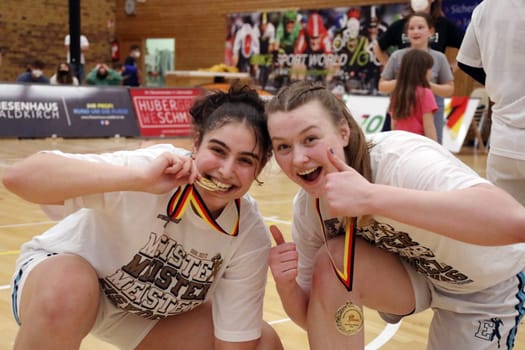 Nice and easy thumbs up to bite into: v.li. Maria Konstantinidou (USC Eisvögel Freiburg) and Lina Sontag (USC Eisvögel Freiburg) are happy about winning the German Championship after the game of the 1.BBL Women 2021/2022 - Eisvoegel USC Freiburg - Rheinland Lions. .. Photo: Joachim Hahne/johapress