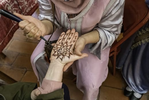 Detail of arabic decoration on the hands, temporary tattoo