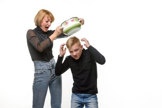 Mom hits her son with a pan because he refuses to eat home-cooked food
