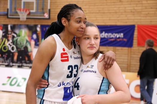 They enjoy the moment: Christa Reed (USC Eisvögel Freiburg) and Martha Pietsch (USC Eisvögel Freiburg) after winning the championship title in the game of the 1.BBL Ladies 2021/2022 - Eisvoegel USC Freiburg - Rheinland Lions. .. Photo: Joachim Hahne/johapress