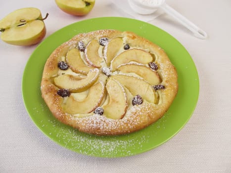 Apple pizza with raisins and icing sugar