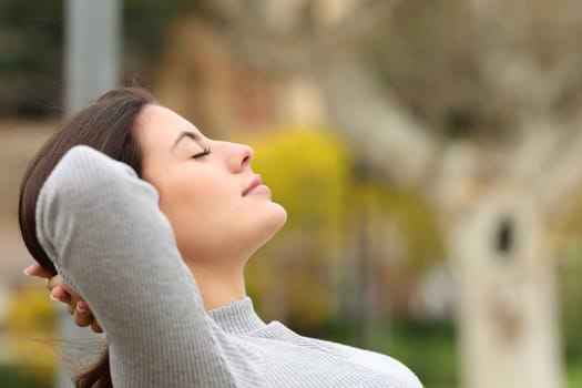 Relaxed woman resting sitting in a park