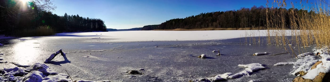 icy lake Döllnsee in winter, Brandenburg, Germany