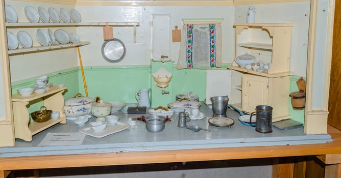 Alte Puppenstube. Hausquerschnitt, Blick auf Schlafzimmer, Wohnzimmer und Flur