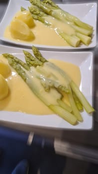 Espárragos con salmón y salsa holandesa (el nombre en alemán es espárragos con salmón y salsa holandesa) menú para la temporada de primavera