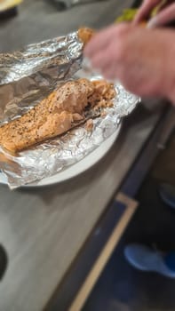 Espárragos con salmón y salsa holandesa (el nombre en alemán es espárragos con salmón y salsa holandesa) menú para la temporada de primavera