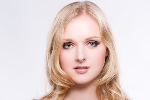 young blonde woman is posing for a foto in a fotostudio