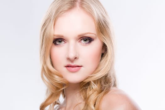 young blonde woman is posing for a foto in a fotostudio