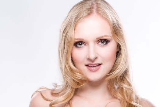 young blonde woman is posing for a foto in a fotostudio